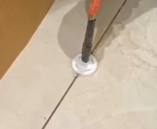 漯河瓷砖空鼓维修公司专业解答瓷砖在铺贴过程中，如果没有涂抹均匀到位的粘结材料（如水泥砂浆或瓷砖胶），可能会导致以下问题